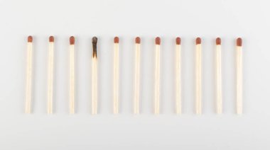 Bir maç birçok yanmamış olanlar arasında yandı. Grup maç sopa veya Emanet maçlar. Bireysellik ve fark kavramı