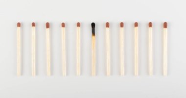 Bir maç birçok yanmamış olanlar arasında yandı. Grup maç sopa veya Emanet maçlar. Bireysellik ve fark kavramı