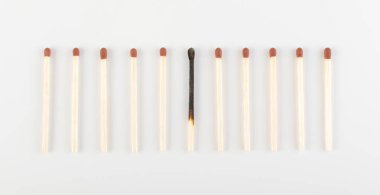 Bir maç birçok yanmamış olanlar arasında yandı. Grup maç sopa veya Emanet maçlar. Bireysellik ve fark kavramı