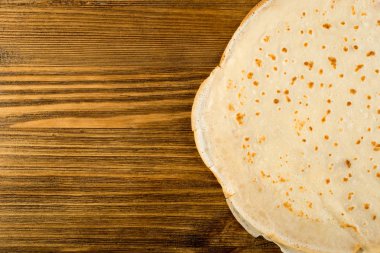 İnce krep veya ahşap masa arka plan üstten görünüm üzerinde Tortilla. Taze ev yapımı krep veya metin alanı olan Lay düz gözleme