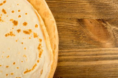 İnce krep veya ahşap masa arka plan üstten görünüm üzerinde Tortilla. Taze ev yapımı krep veya metin alanı olan Lay düz gözleme