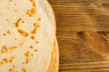 İnce krep veya ahşap masa arka plan üstten görünüm üzerinde Tortilla. Taze ev yapımı krep veya metin alanı olan Lay düz gözleme