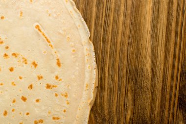 İnce krep veya ahşap masa arka plan üstten görünüm üzerinde Tortilla. Taze ev yapımı krep veya metin alanı olan Lay düz gözleme