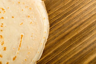 İnce krep veya ahşap masa arka plan üstten görünüm üzerinde Tortilla. Taze ev yapımı krep veya metin alanı olan Lay düz gözleme