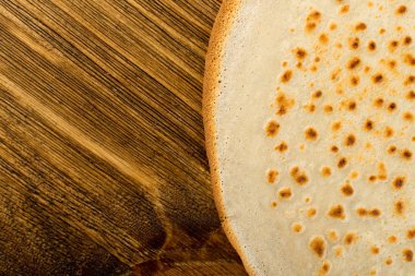 İnce krep veya ahşap masa arka plan üstten görünüm üzerinde Tortilla. Taze ev yapımı krep veya metin alanı olan Lay düz gözleme