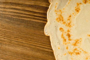 İnce krep veya ahşap masa arka plan üstten görünüm üzerinde Tortilla. Taze ev yapımı krep veya metin alanı olan Lay düz gözleme