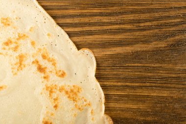 İnce krep veya ahşap masa arka plan üstten görünüm üzerinde Tortilla. Taze ev yapımı krep veya metin alanı olan Lay düz gözleme