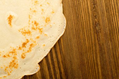 İnce krep veya ahşap masa arka plan üstten görünüm üzerinde Tortilla. Taze ev yapımı krep veya metin alanı olan Lay düz gözleme