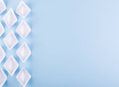 Beyaz kağıt tekne veya kağıt gemiler Origami üzerinde mavi arka plan metin için yer ile üstten görünüm