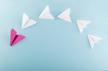 Birçok olanlar arasında bir benzersiz pembe kağıt uçak. Bireysellik ve liderlik kavramı olarak farklı kağıt uçak