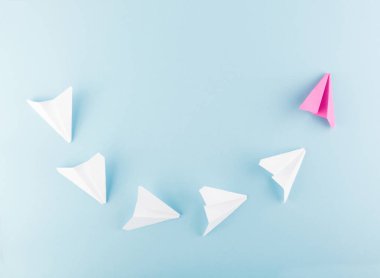 Birçok olanlar arasında bir benzersiz pembe kağıt uçak. Bireysellik ve liderlik kavramı olarak farklı kağıt uçak