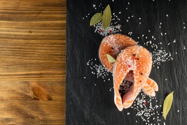 Doğal taş zemin üzerine Ham tuzlanmış somon Steak. Kalın adet taze kırmızı balık veya alabalık üstten görünüm ile boşaltmak