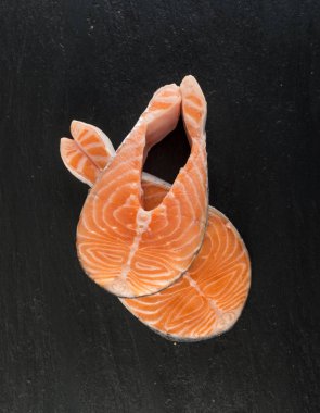 Doğal taş zemin üzerine Ham tuzlanmış somon Steak. Kalın adet taze kırmızı balık veya alabalık üstten görünüm ile boşaltmak