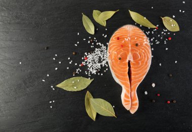 Ham tuzlanmış somon Steak üstten görünüm. Taze kırmızı balık ya da alabalık siyah arka plan üzerine kalın parça