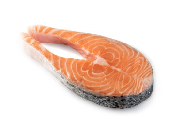 Beyaz arka planda izole edilmiş çiğ somon bifteği dilimi. Kalın Kırmızı Balık Parçası ya da Kırpma Yollu Alabalık