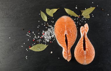 Doğal siyah arka plan üzerine çiğ somon Steak dilim. Taze kırmızı balık veya görünümünün alabalık en iyi yer ile metin için kalın parça