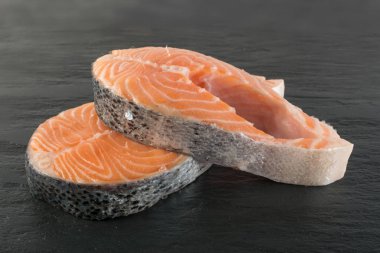 Doğal siyah arka plan üzerine çiğ somon Steak dilim. Taze kırmızı balık veya görünümünün alabalık en iyi yer ile metin için kalın parça