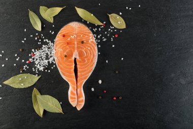 Doğal siyah arka plan üzerine çiğ somon Steak dilim. Taze kırmızı balık veya görünümünün alabalık en iyi yer ile metin için kalın parça