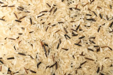 Ham siyah yabani pirinç ve kaynatılmış beyaz pirinç üstten görünüm karışımı. Arka plan veya desen sağlıklı diyet Kanada pirinç