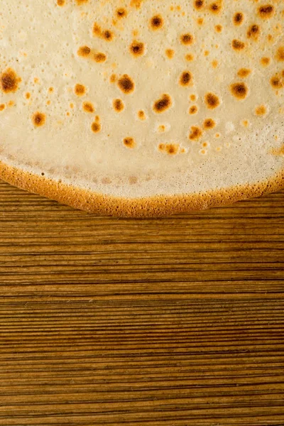薄いパンケーキまたは木製のテーブル背景平面図上にトルティーヤ 新鮮な自家製クレープやフラットブレッド本文スペース フラット横たわっていた — ストック写真