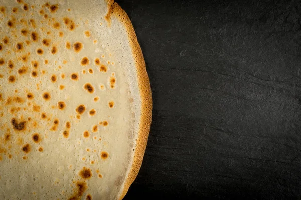 Dünne Pfannkuchen Auf Schwarzem Stein Hintergrund Draufsicht Frische Hausgemachte Crêpes — Stockfoto