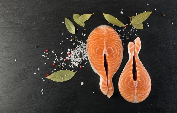 Doğal siyah arka plan üzerine çiğ somon Steak dilim. Taze kırmızı balık veya görünümünün alabalık en iyi yer ile metin için kalın parça