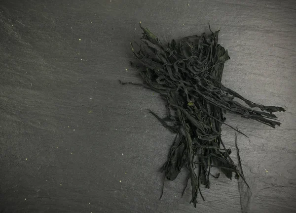 Heap Dry Wakame Seaweed Black Stone Background Inglês Alimentos Saudáveis — Fotografia de Stock