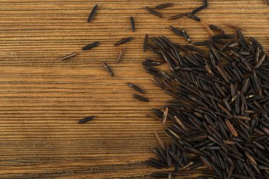 Ham siyah yabani pirinç arka plan üstten görünüm. Sağlıklı diyet Kanada pirinç tahıl doku ile metin için yer