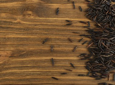 Ham siyah yabani pirinç arka plan üstten görünüm. Sağlıklı diyet Kanada pirinç tahıl doku ile metin için yer