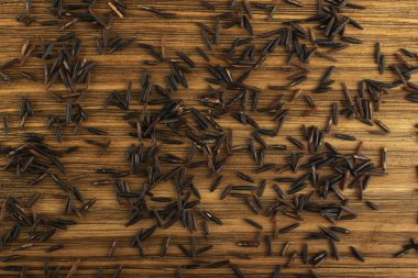 Ham siyah yabani pirinç arka plan üstten görünüm. Sağlıklı diyet Kanada pirinç tahıl doku ile metin için yer