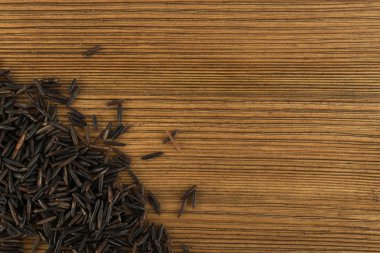 Ham siyah yabani pirinç arka plan üstten görünüm. Sağlıklı diyet Kanada pirinç tahıl doku ile metin için yer