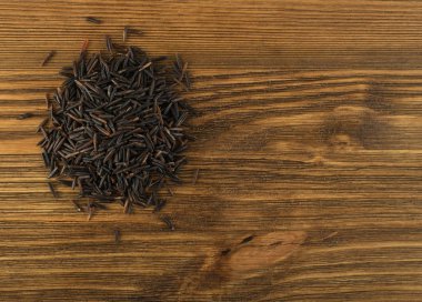 Ham siyah yabani pirinç arka plan üstten görünüm. Sağlıklı diyet Kanada pirinç tahıl doku ile metin için yer