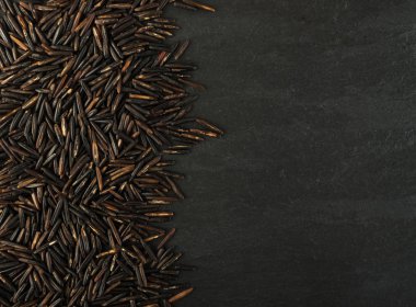 Ham siyah yabani pirinç arka plan üstten görünüm. Sağlıklı diyet Kanada pirinç tahıl doku ile metin için yer