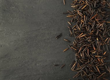 Ham siyah yabani pirinç arka plan üstten görünüm. Sağlıklı diyet Kanada pirinç tahıl doku ile metin için yer