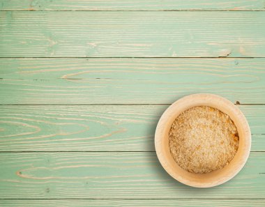 Yığın ahşap kase üstten görünüm ekmek kırıntısı. Ezilmiş Rusk ekmek kırıntıları veya Panko ahşap masa üzerinde