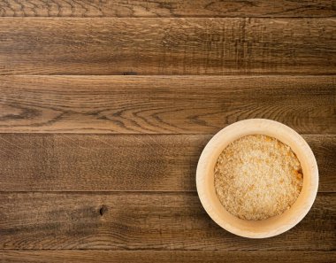 Yığın ahşap kase üstten görünüm ekmek kırıntısı. Ezilmiş Rusk ekmek kırıntıları veya Panko ahşap masa üzerinde