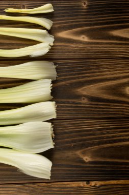 Ham yeşil kereviz ahşap arka plan üstten görünüm üzerinde takip ediyor. Eski ahşap rustik masa metin veya boşaltmak için yer ile taze organik sebze