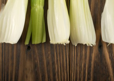 Ham yeşil kereviz ahşap arka plan üstten görünüm üzerinde takip ediyor. Eski ahşap rustik masa metin veya boşaltmak için yer ile taze organik sebze