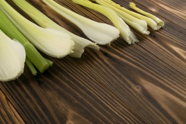 Ham yeşil kereviz ahşap arka plan üstten görünüm üzerinde takip ediyor. Eski ahşap rustik masa metin veya boşaltmak için yer ile taze organik sebze