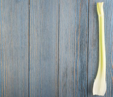 Ham yeşil kereviz ahşap arka plan üstten görünüm üzerinde takip ediyor. Eski ahşap rustik masa metin veya boşaltmak için yer ile taze organik sebze