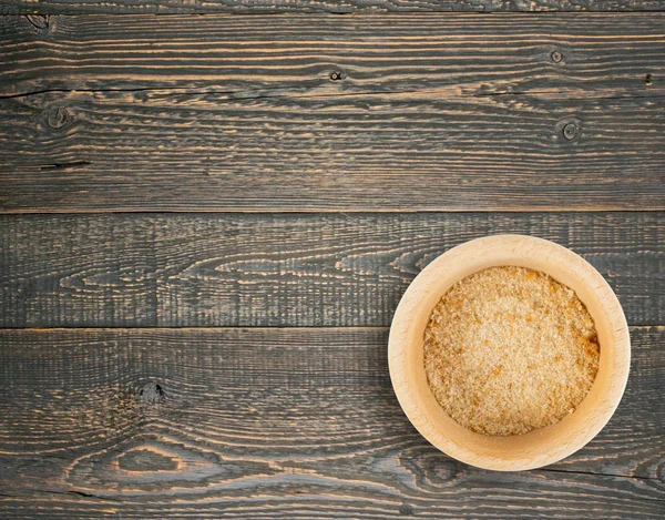 Yığın ahşap kase üstten görünüm ekmek kırıntısı. Ezilmiş Rusk ekmek kırıntıları veya Panko ahşap masa üzerinde