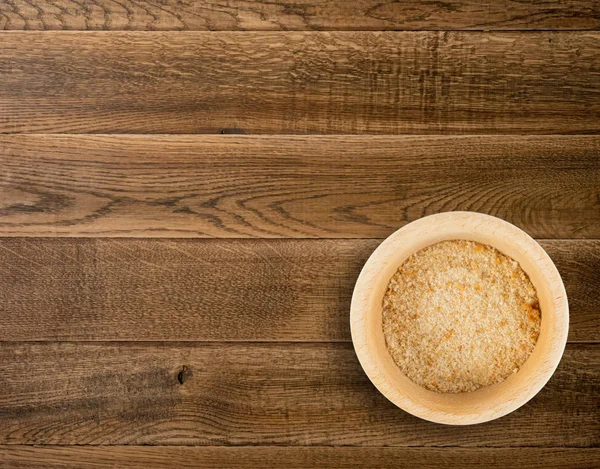 Yığın ahşap kase üstten görünüm ekmek kırıntısı. Ezilmiş Rusk ekmek kırıntıları veya Panko ahşap masa üzerinde