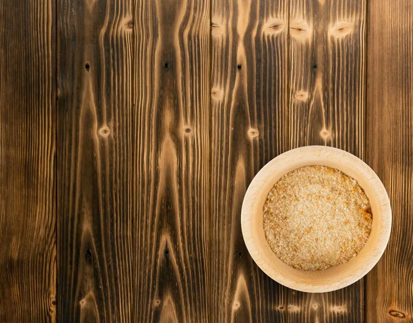 Yığın ahşap kase üstten görünüm ekmek kırıntısı. Ezilmiş Rusk ekmek kırıntıları veya Panko ahşap masa üzerinde