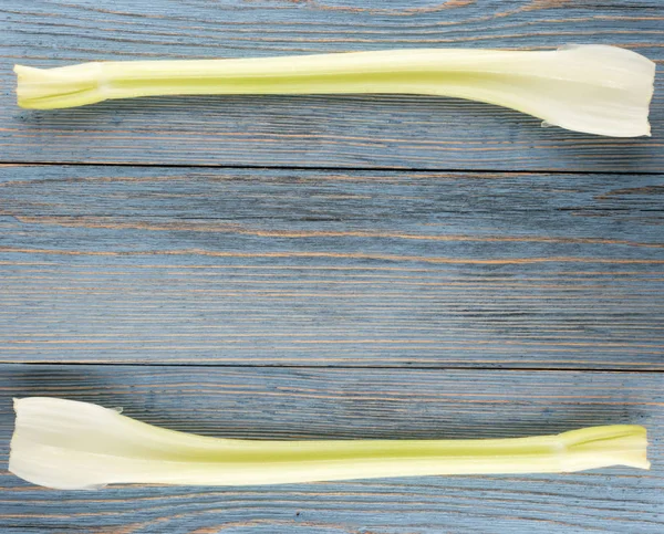 Ham yeşil kereviz ahşap arka plan üstten görünüm üzerinde takip ediyor. Eski ahşap rustik masa metin veya boşaltmak için yer ile taze organik sebze