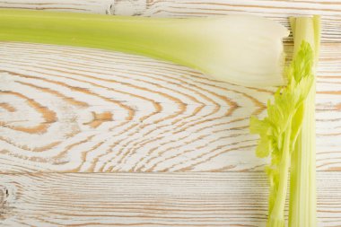 Ham yeşil kereviz ahşap arka plan üstten görünüm üzerinde takip ediyor. Eski ahşap rustik masa metin veya boşaltmak için yer ile taze organik sebze