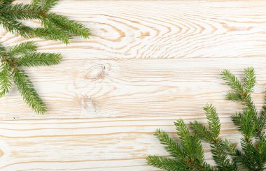 Ahşap zemin düz lay ve en iyi görünümü dallarda köknar ile Noel arka plan. Noel Yortusu çerçeve çiçek dekorasyon kopya alanı ile. Yaratıcı xmas ağacı sınır için yeni yıl tebrik kartı