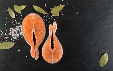 Doğal siyah arka plan üzerine çiğ somon Steak dilim. Taze kırmızı balık veya görünümünün alabalık en iyi yer ile metin için kalın parça