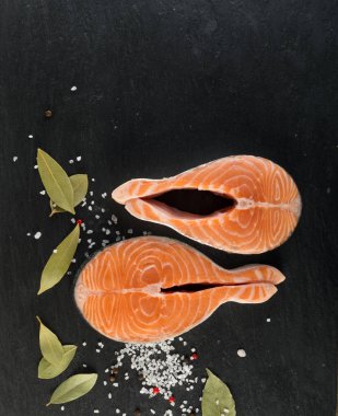 Doğal siyah arka plan üzerine çiğ somon Steak dilim. Taze kırmızı balık veya görünümünün alabalık en iyi yer ile metin için kalın parça