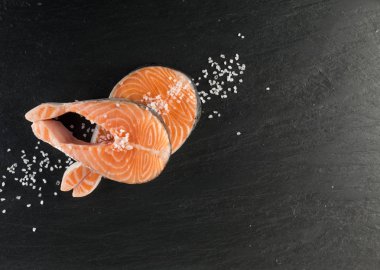 Doğal siyah arka plan üzerine çiğ somon Steak dilim. Taze kırmızı balık veya görünümünün alabalık en iyi yer ile metin için kalın parça