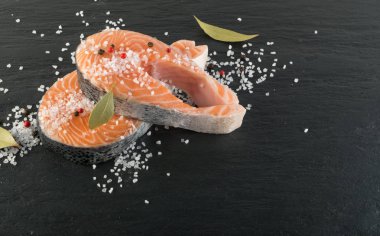 Doğal siyah arka plan üzerine çiğ somon Steak dilim. Taze kırmızı balık veya görünümünün alabalık en iyi yer ile metin için kalın parça